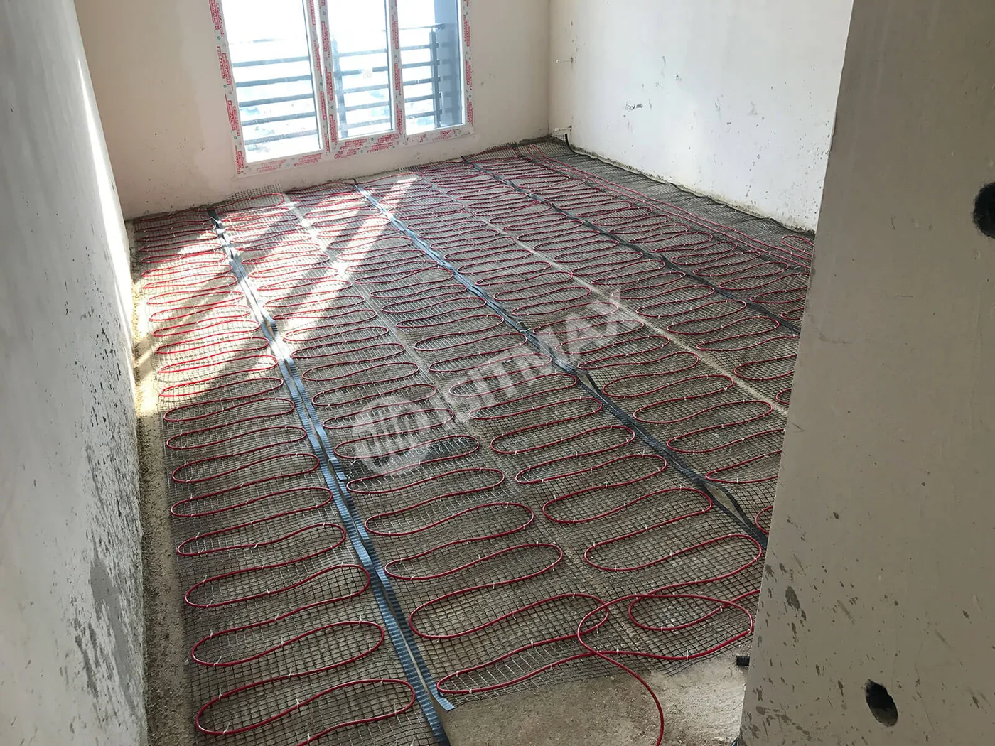Fußbodenheizung für Zimmer und Wohnzimmer — elektrisches Heizkabel mit 150 W/m², unter dem Estrich verlegt